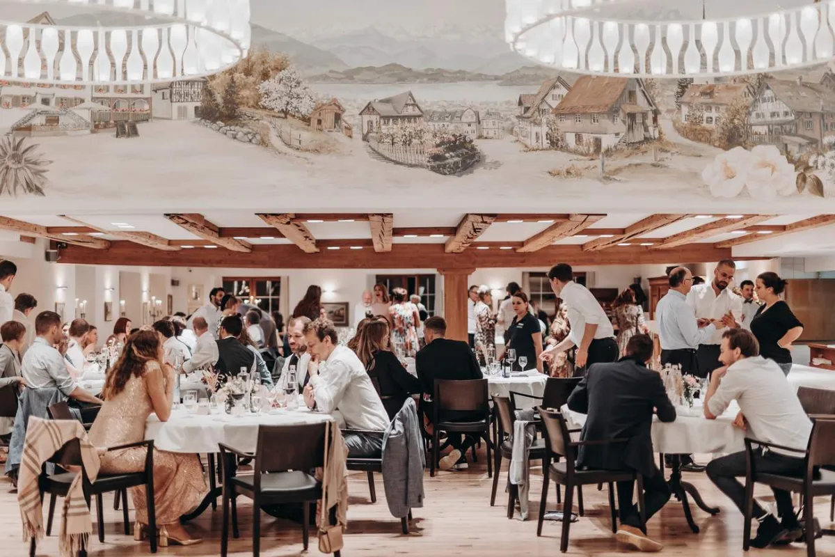 Wedding party at festively set tables in the Löwen hall